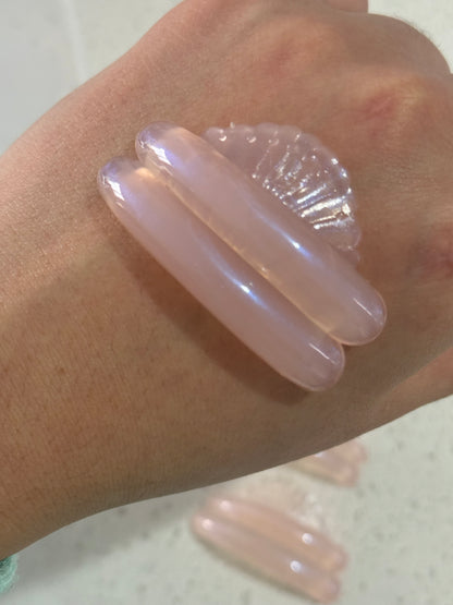 AÉRA Sora Curl silicone pad shown on skin, glossy curved texture